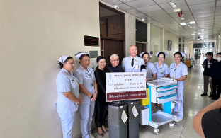 ส่งมอบรถเข็นฉีดยา (ในนามผู้บริจาค)