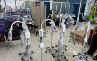 ส่งมอบ โคมไฟผ่าตัด