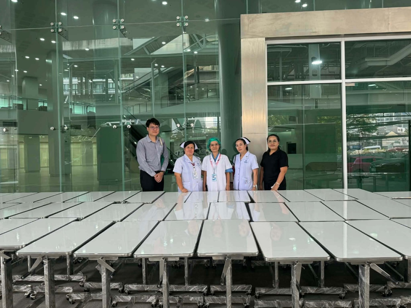 ส่งมอบ โต๊ะคร่อมเตียง (บุโฟเมก้าหุ้มขอบสเตนเลส)