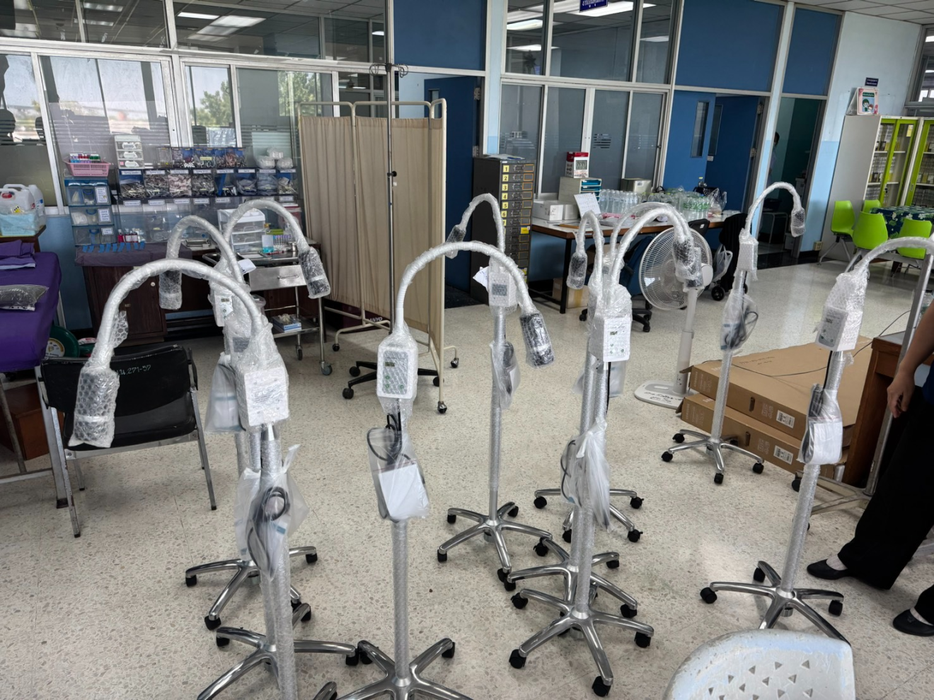 ส่งมอบ โคมไฟผ่าตัด