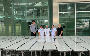 ส่งมอบ โต๊ะคร่อมเตียง (บุโฟเมก้าหุ้มขอบสเตนเลส)